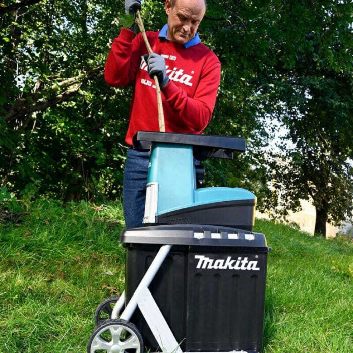 broyeur-de-vegetaux-2500w-makita-ud2500 (2) broyeur-de-vegetaux-2500w-makita-ud2500 (2)